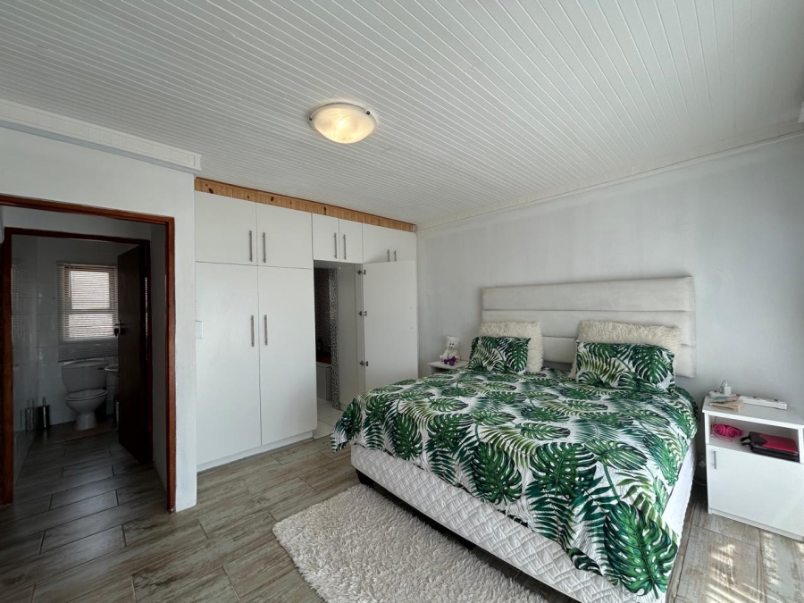5 Bedroom Property for Sale in Wavecrest Eastern Cape